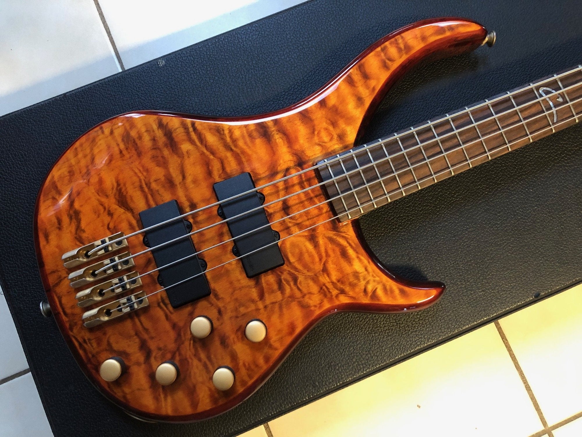 2010 Peavey Cirrus 4 bass guitar with active pickups