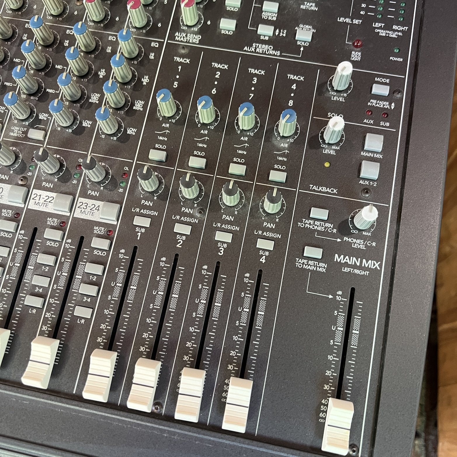 Mackie SR24.4 | 24x4x2 VLZ 4-Bus Mixing Console