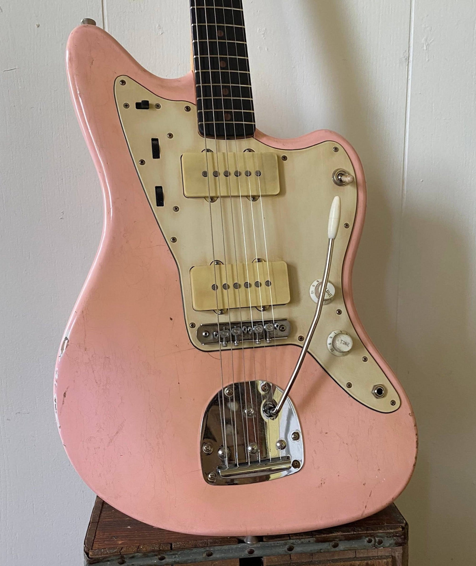 Revelator Guitars - Jazzcaster - Shell Pink