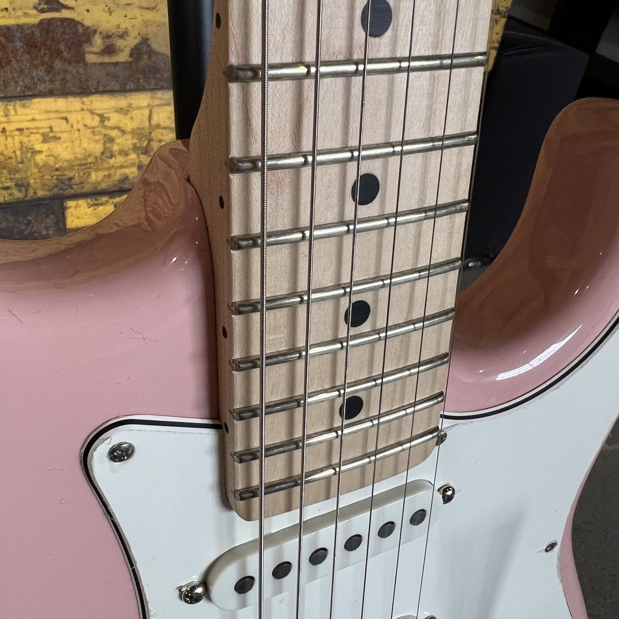 G&L Legacy SSS, Shell Pink