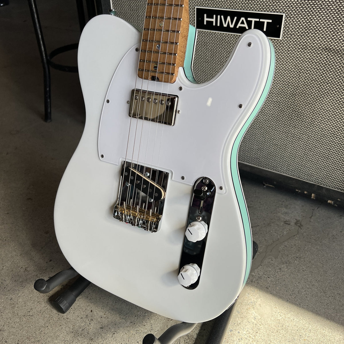 Revelator Guitars - Retrosonic Deluxe - Olympic White &amp; Foam Green