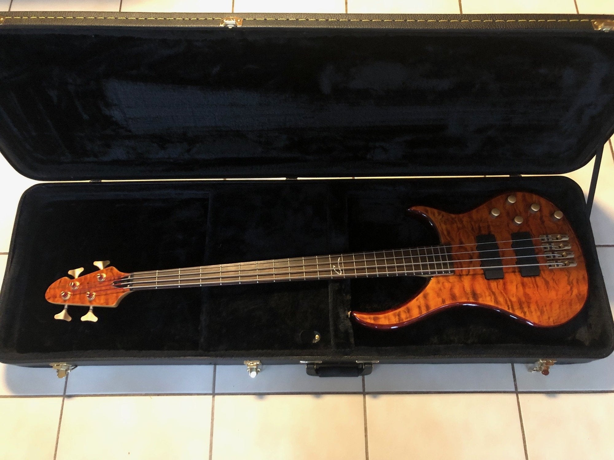 2010 Peavey Cirrus 4 bass guitar with active pickups